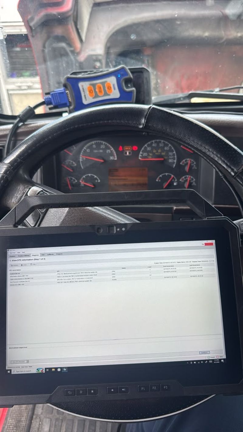 Lectura de códigos de falla con tablet de diagnóstico dentro de la cabina